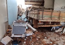 Caminhão perde o freio e invade residência no Residencial Monjolo em Patos de Minas