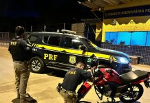 Polícia Rodoviária Federal recupera moto furtada em São Paulo durante abordagem de ônibus na BR-365 em Patos de Minas