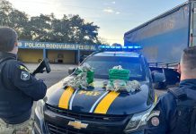 PRF de Patos de Minas prende casal que viajava com três filhas pequenas e com droga escondida no tanque