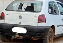 Homem furioso destrói o próprio veículo a marretadas em Cruzeiro da Fortaleza