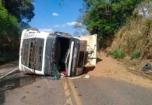 Motorista perde o controle direcional e tombar carreta na MG-187 em Patrocínio