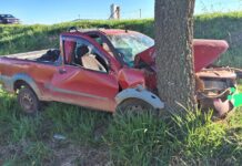 Condutor perde controle de carro e bate em árvore após pneu estourar em Rio Paranaíba
