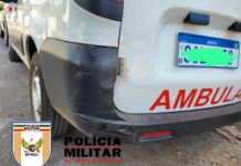 Ambulância de Tiros reduz velocidade para passar em buraco e é atingida por motocicleta na LMG 764 em Matutina