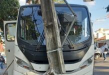 Duas pessoas ficam feridas após motorista de microônibus da prefeitura perder o controle e bater em veículos em Patrocínio