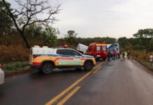 Tragédia na MGC 354: 5 pessoas morrem e 3 ficam feridas após van bater de frente com caminhão