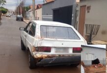Motorista foge após bater carro contra casa no bairro Paraíso em Carmo do Paranaíba