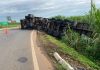 Motorista fica ferido após carreta tombar no trevo da BR-365 com a MGC-354 em Patos de Minas