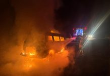 Kombi pega fogo e fica completamente destruída na BR-365 em Patos de Minas