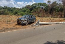 Motorista foge de acidente após derrubar poste na estrada do Soares em Carmo do Paranaíba
