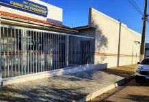 Homem é preso ao tentar furtar aves exóticas em residência durante a madrugada em Carmo do Paranaíba