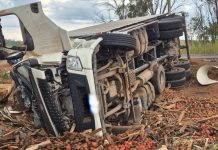 Caminhão tomba na BR-262 em Campos Altos; motorista sai ileso e carga é saqueada