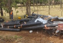 Motorista fica preso às ferragens após carreta sair da pista na BR-365 em Patos de Minas