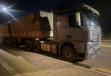Policia Militar recupera carreta com 62 toneladas de milho obtidas em golpe de estelionato em Patrocínio
