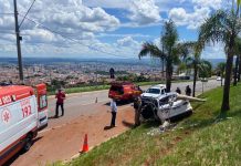 Veículo sai da pista, derruba poste e vai parar em árvore em Patos de Minas
