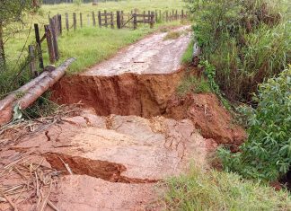 Chuva de 150 mm causa alagamentos, destrói ponte e interdita estradas em São Gotardo
