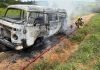 Incêndio destrói veículo escolar rural na zona rural de Araxá
