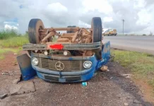 Caminhão tomba e deixa três feridos, dois em estado grave na BR-146 em Serra do Salitre