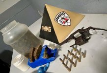 Homem é preso com arma e drogas em residência em Patos de Minas