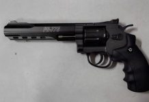 Homem é preso após atirar contra a própria mãe e atingir olho da vítima em Patos de Minas