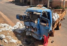 Mulher morre após caminhão colidir contra viaduto no Centro de Campos Altos
