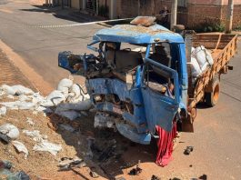 Mulher morre após caminhão colidir contra viaduto no Centro de Campos Altos