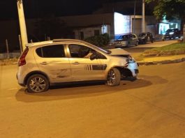Motorista passa mal, perde o controle e bate carro em Carmo do Paranaíba