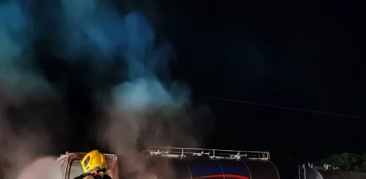 Caminhão tanque de leite pega fogo e mobiliza Corpo de Bombeiros na zona rural de Lagoa Formosa