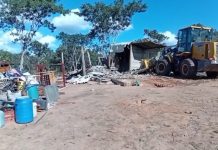 Imagens mostram máquinas derrubando casas de famílias de sem-terra em Presidente Olegário