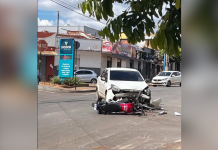 Jovem de 17 anos fica ferido após colisão entre carro e motocicleta no centro de Carmo do Paranaíba