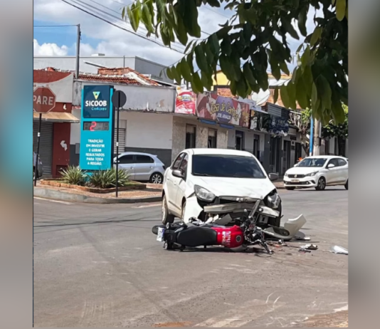 Jovem de 17 anos fica ferido após colisão entre carro e motocicleta no centro de Carmo do Paranaíba