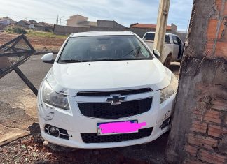 Motorista foge após veículo atingir residência durante a madrugada em Rio Paranaíba