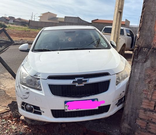 Motorista foge após veículo atingir residência durante a madrugada em Rio Paranaíba
