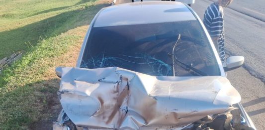 Colisão traseira envolvendo carro e caminhão deixa dois feridos na BR-354 em Rio Paranaíba
