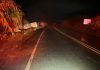 Motorista perde controle em curva, sai da pista e tomba caminhão carregado com cenouras na BR-354 em Rio Paranaíba