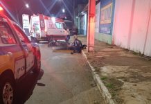 Motociclista inabilitado fica ferido após perder controle da moto e bater no meio-fio em Carmo do Paranaíba