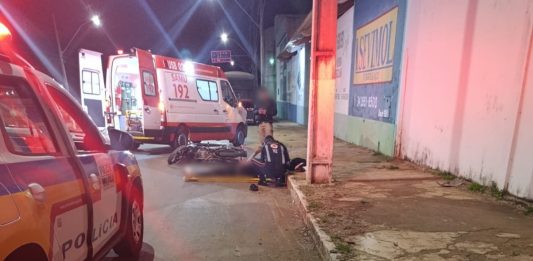 Motociclista inabilitado fica ferido após perder controle da moto e bater no meio-fio em Carmo do Paranaíba