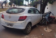 Motorista desvia a atenção para ver mensagem no celular e bate em várias motocicletas estacionadas em Patos de Minas