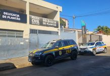 Mulher de 30 anos é presa transportando cocaína escondida em ônibus na BR 365 em Patos de Minas