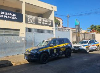 Mulher de 30 anos é presa transportando cocaína escondida em ônibus na BR 365 em Patos de Minas