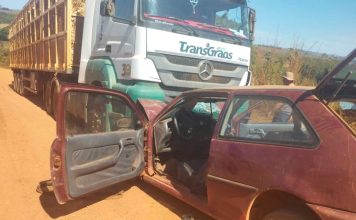 Acidente entre carreta carregada de milho e Gol deixa feridos em estrada rural de Patrocínio