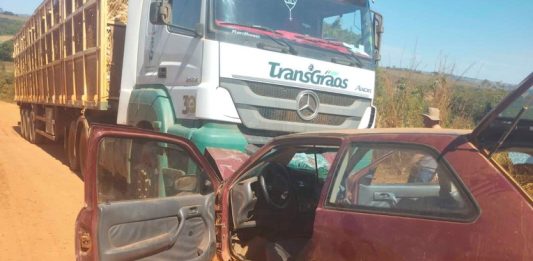 Acidente entre carreta carregada de milho e Gol deixa feridos em estrada rural de Patrocínio