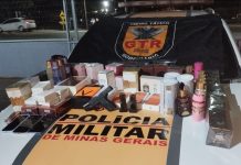 Polícia Militar Rodoviária prende homem armado e com perfumes e celulares importados na BR-146 em Patos de Minas