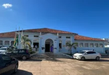Homem confunde cola instantânea com colírio e para no hospital com olho colado em Paracatu