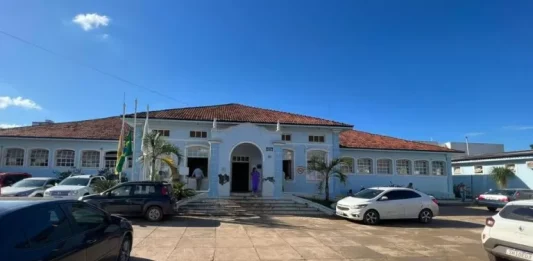 Homem confunde cola instantânea com colírio e para no hospital com olho colado em Paracatu