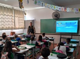 Polícia Militar realiza ação de aproximação com estudantes em escola de Rio Paranaíba