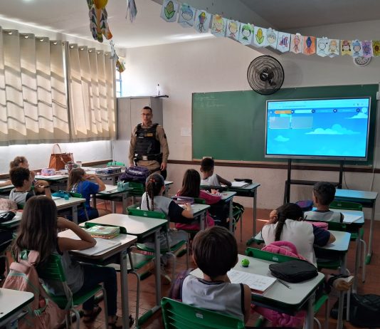Polícia Militar realiza ação de aproximação com estudantes em escola de Rio Paranaíba