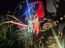 Colisão entre carreta e carro deixa dois feridos na BR-354 em Carmo do Paranaíba