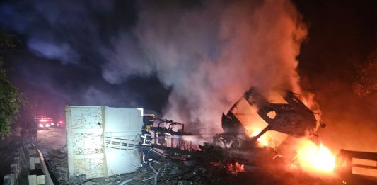 Colisão entre carretas provoca incêndio e interdita BR-354 entre Carmo do Paranaíba e Lagoa Formosa