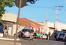 Homem em surto é contido com arma de choque após ameaçar pessoas em Carmo do Paranaíba