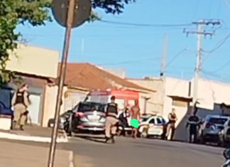 Homem em surto é contido com arma de choque após ameaçar pessoas em Carmo do Paranaíba